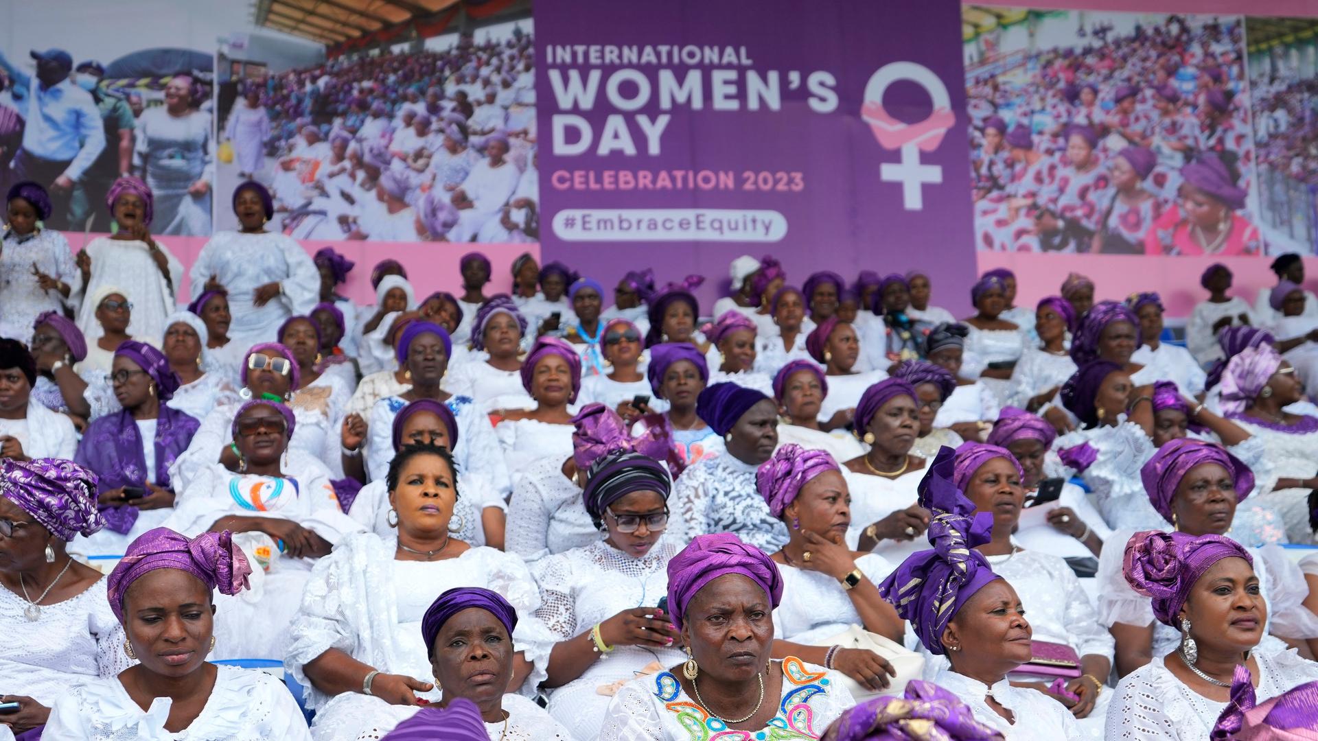 Nigeria, Lagos: Frauen nehmen an den Feierlichkeiten zum Internationalen Frauentag im Mobolaji Johnson Stadion teil.