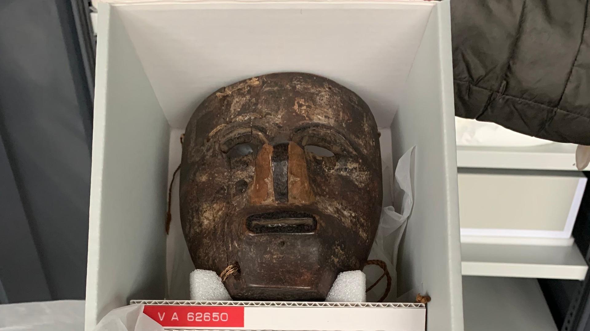Hölzerne Gesichtsmasken in einer Aufbewahrungsbox. Hölzerne Gesichtsmasken in einer Aufbewahrungsbox.