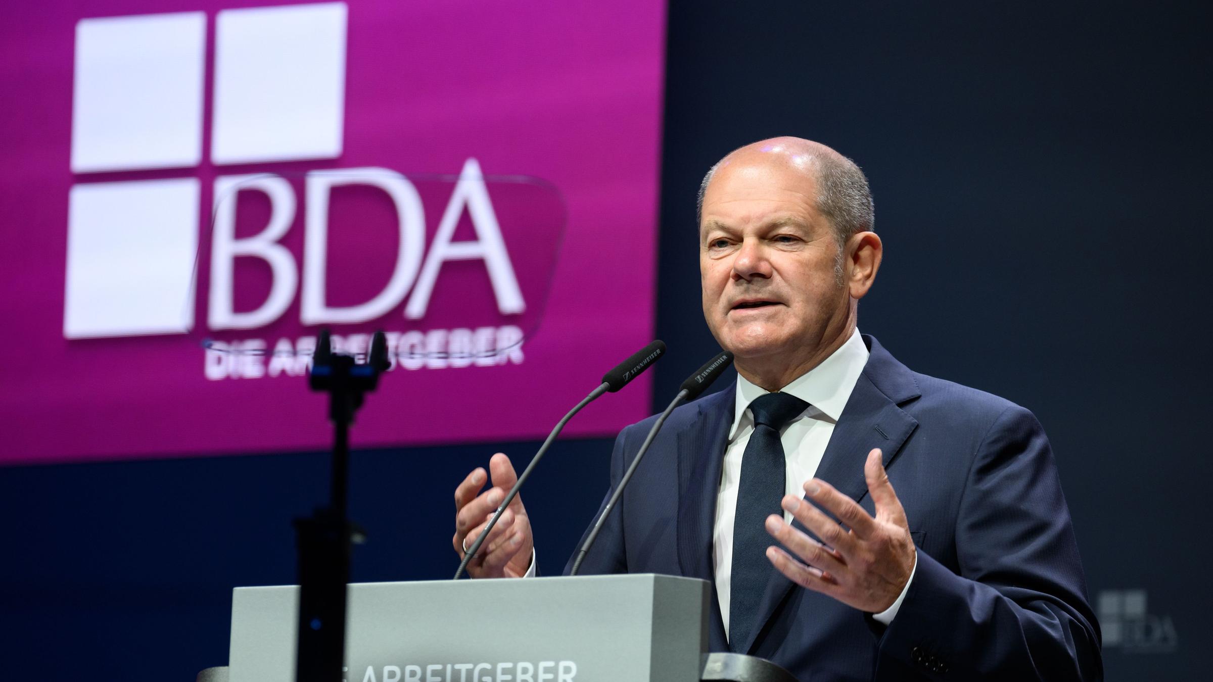 Berlin: Bundeskanzler Olaf Scholz \(SPD\) spricht beim Deutschen Arbeitgebertag, veranstaltet von der Bundesvereinigung der Deutschen Arbeitgeberverbände \(BDA\), im ehemaligen Flughafen Tempelhof