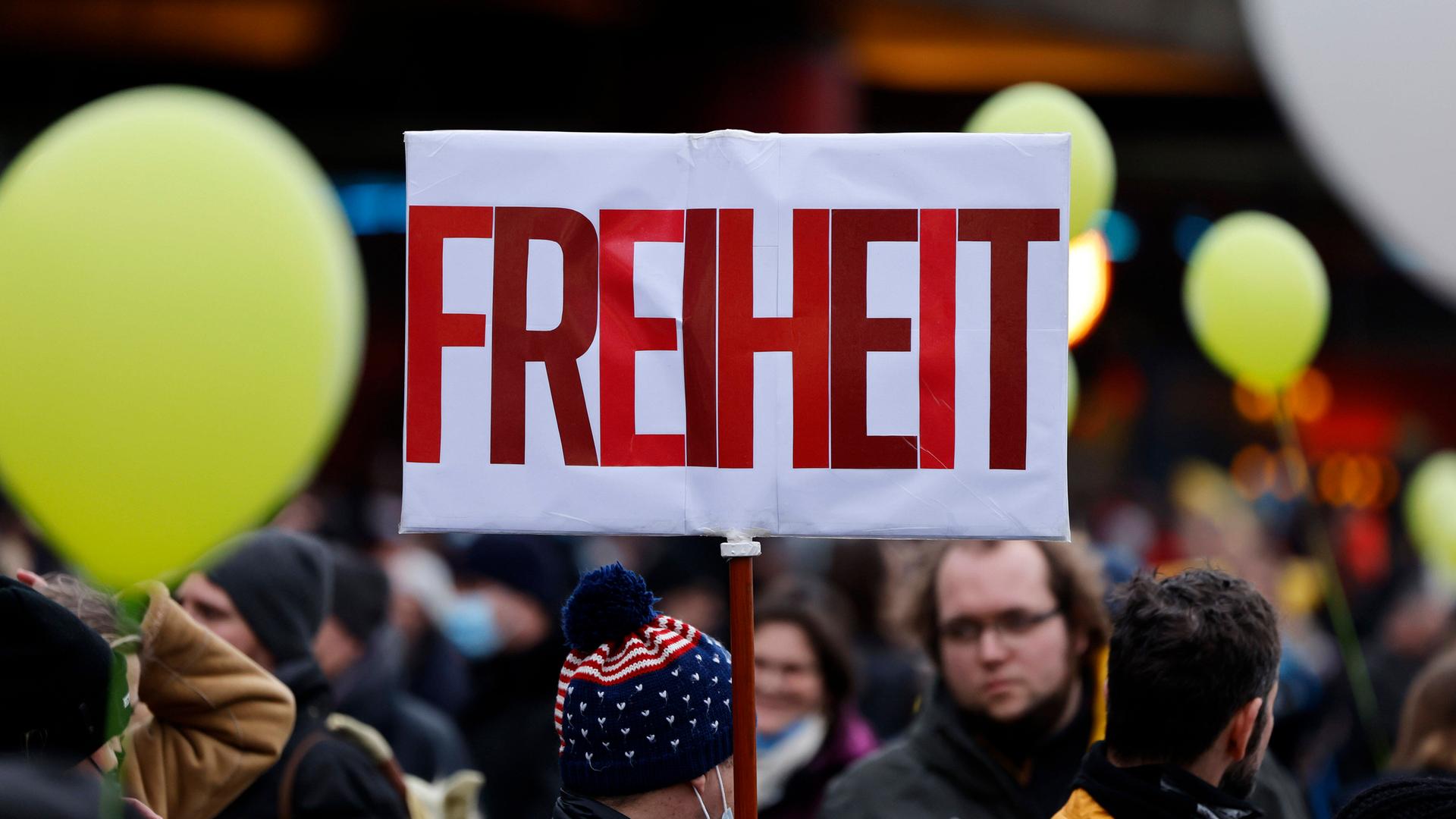 Bei einer angemeldeten Demo unter dem Motto Nein zum Impfzwang demonstrierten etwa 9.000 Gegner einer Impfpflicht mit einem Spaziergang gegen die Corona-Maßnahmen der Bundesregierung und für eine individuelle Impfentscheidung, Grundrechte und unversehrte Kinder - darunter auch viele Pflegekräfte, die wegen der Impfpflicht im Gesundheitsbereich ihren Job zu verlieren drohen. Düsseldorf, 22.01.2022 Bei einer angemeldeten Demo unter dem Motto Nein zum Impfzwang demonstrierten etwa 9.000 Gegner einer Impfpflicht mit einem Spaziergang gegen die Corona-Maßnahmen der Bundesregierung und für eine individuelle Impfentscheidung, Grundrechte und unversehrte Kinder - darunter auch viele Pflegekräfte, die wegen der Impfpflicht im Gesundheitsbereich ihren Job zu verlieren drohen. Düsseldorf, 22.01.2022