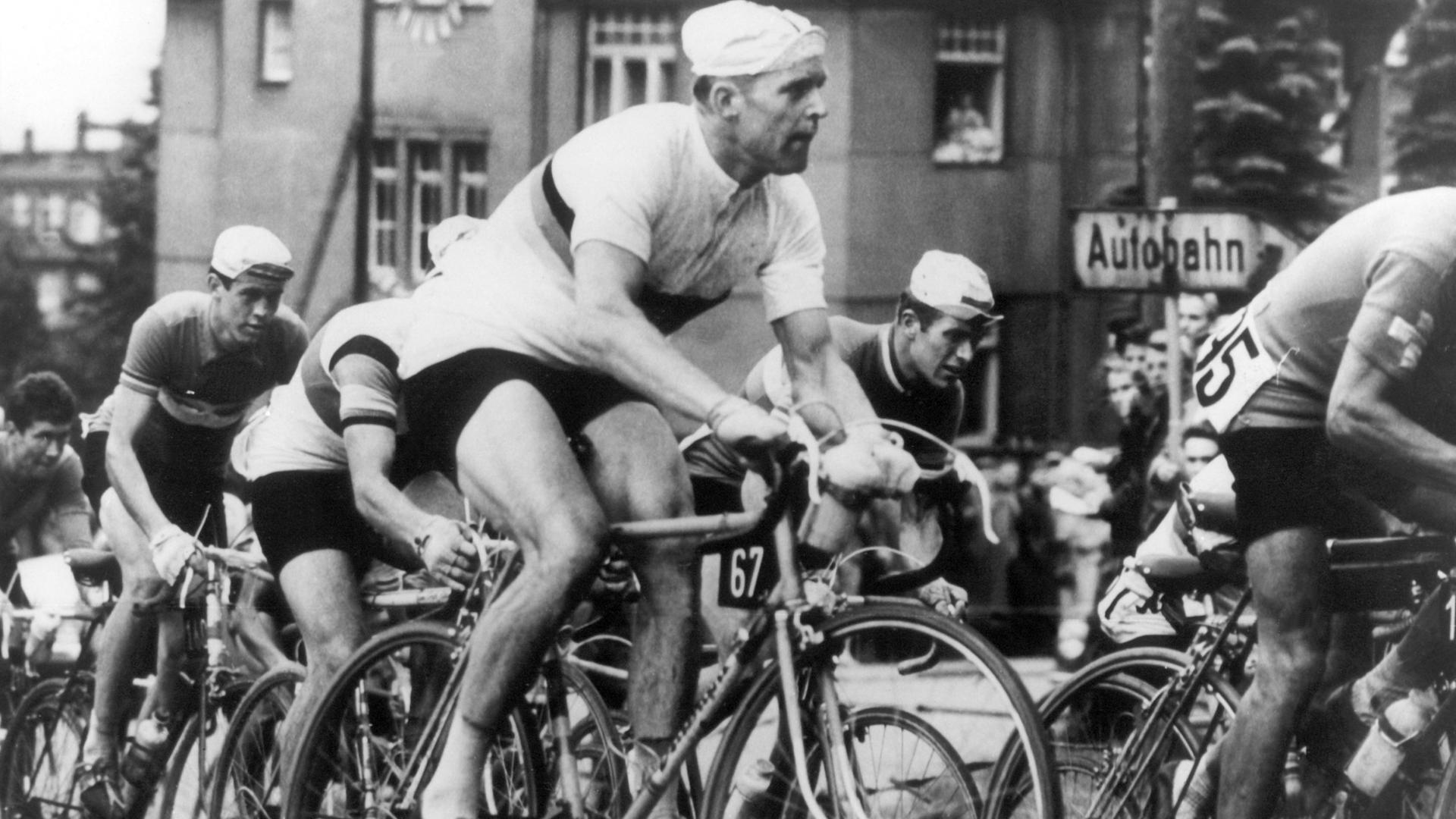 Der legendäre DDR-Radrennfahrer Gustav-Adolf Schur (Mitte) bei der Radweltmeisterschaft der Straßenamateure am 13. August 1960 auf dem Sachsenring bei Hohenstein-Ernstthal. Schur wurde Vize-Weltmeister. Der legendäre DDR-Radrennfahrer Gustav-Adolf Schur (Mitte) bei der Radweltmeisterschaft der Straßenamateure am 13. August 1960 auf dem Sachsenring bei Hohenstein-Ernstthal. Schur wurde Vize-Weltmeister.