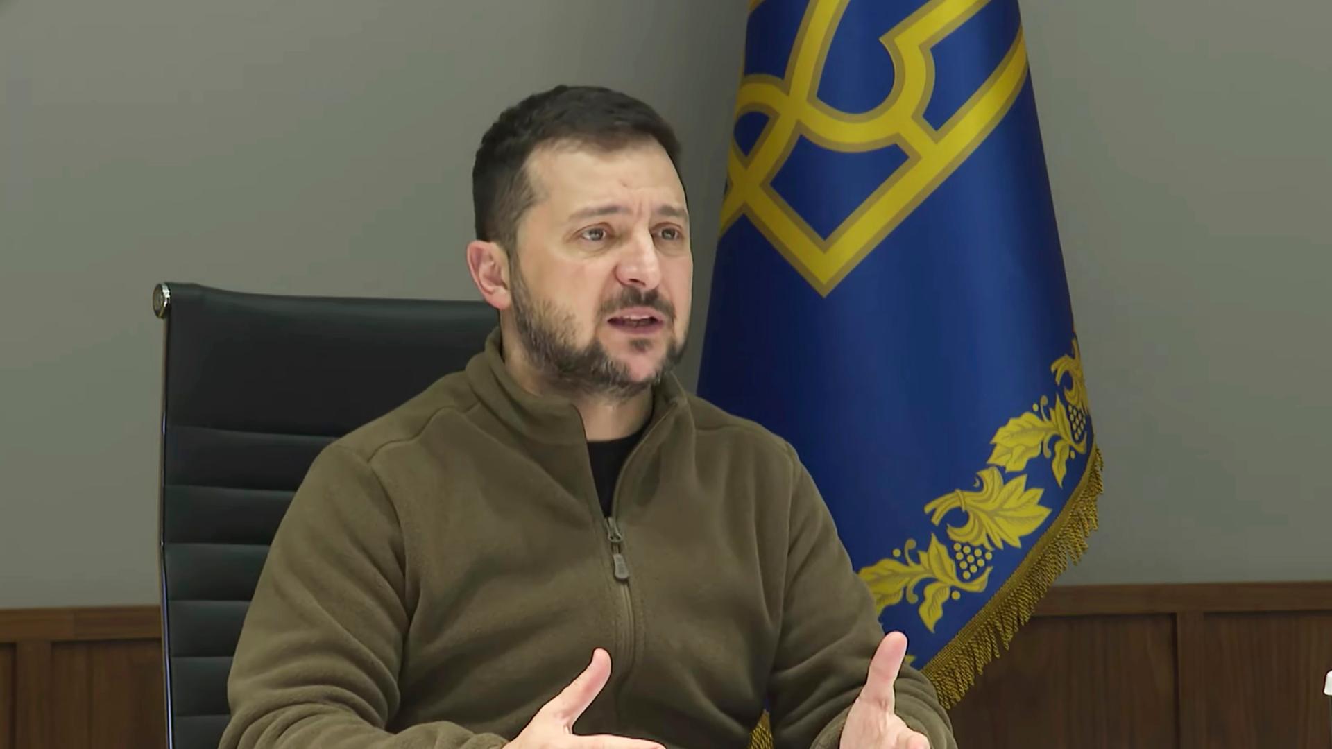 Der Präsident der Ukraine heißt Wolodymir Selenskyj. Er sitzt an einem Schreibtisch. Der Präsident der Ukraine heißt Wolodymir Selenskyj. Er sitzt an einem Schreibtisch.