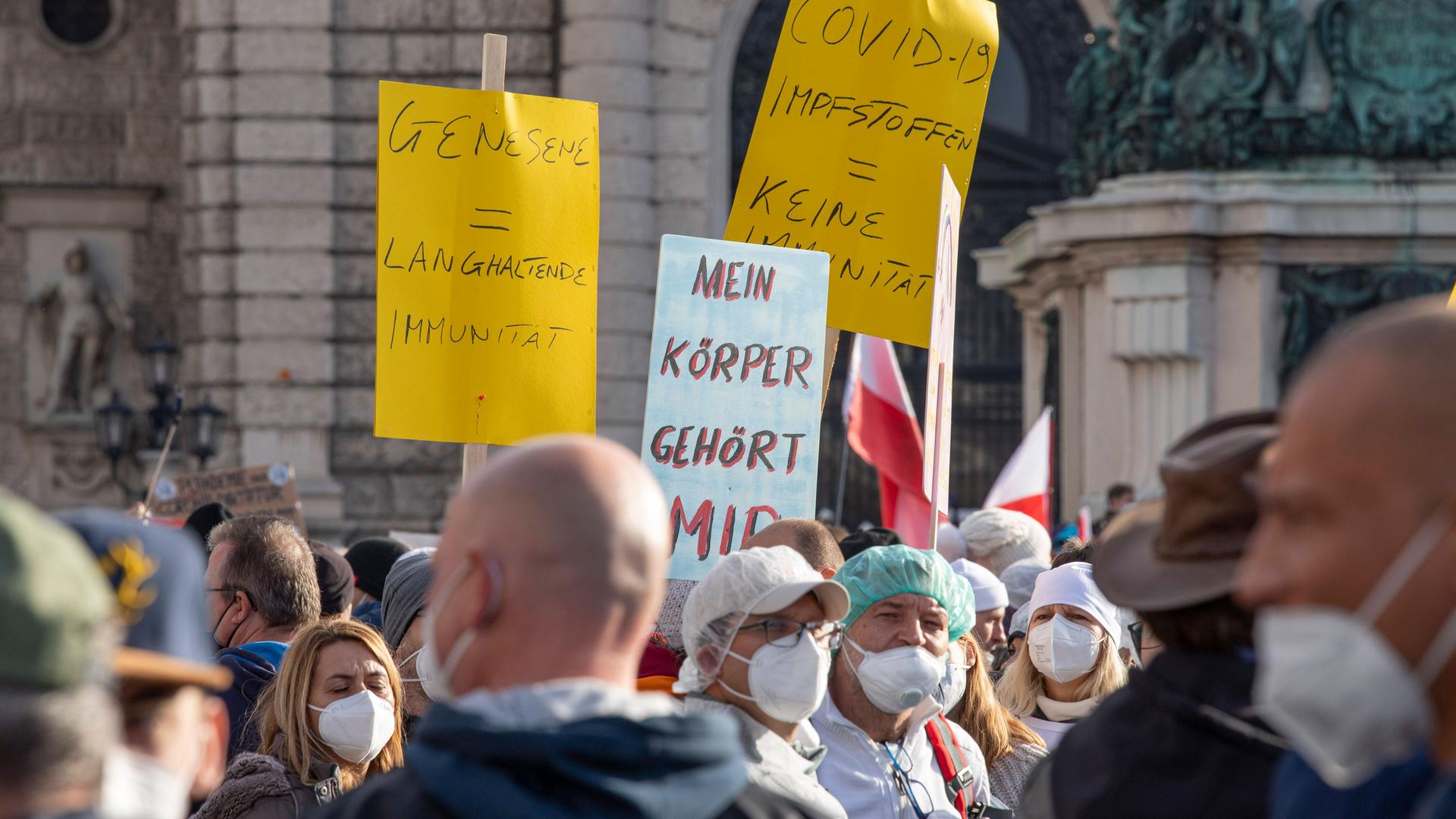 Demonstranten gegen die Coronamaßnahmen halten am 20.11.2021 in Wien Plakate gegen die in Österreich geplante Impfpflicht in die Höhe Demonstranten gegen die Coronamaßnahmen halten am 20.11.2021 in Wien Plakate gegen die in Österreich geplante Impfpflicht in die Höhe