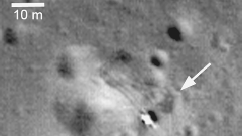 Lunchod-2 und seine Fahrspuren auf dem Mond, aufgenommen 2010 vom Lunar Reconnaissance Orbiter. 