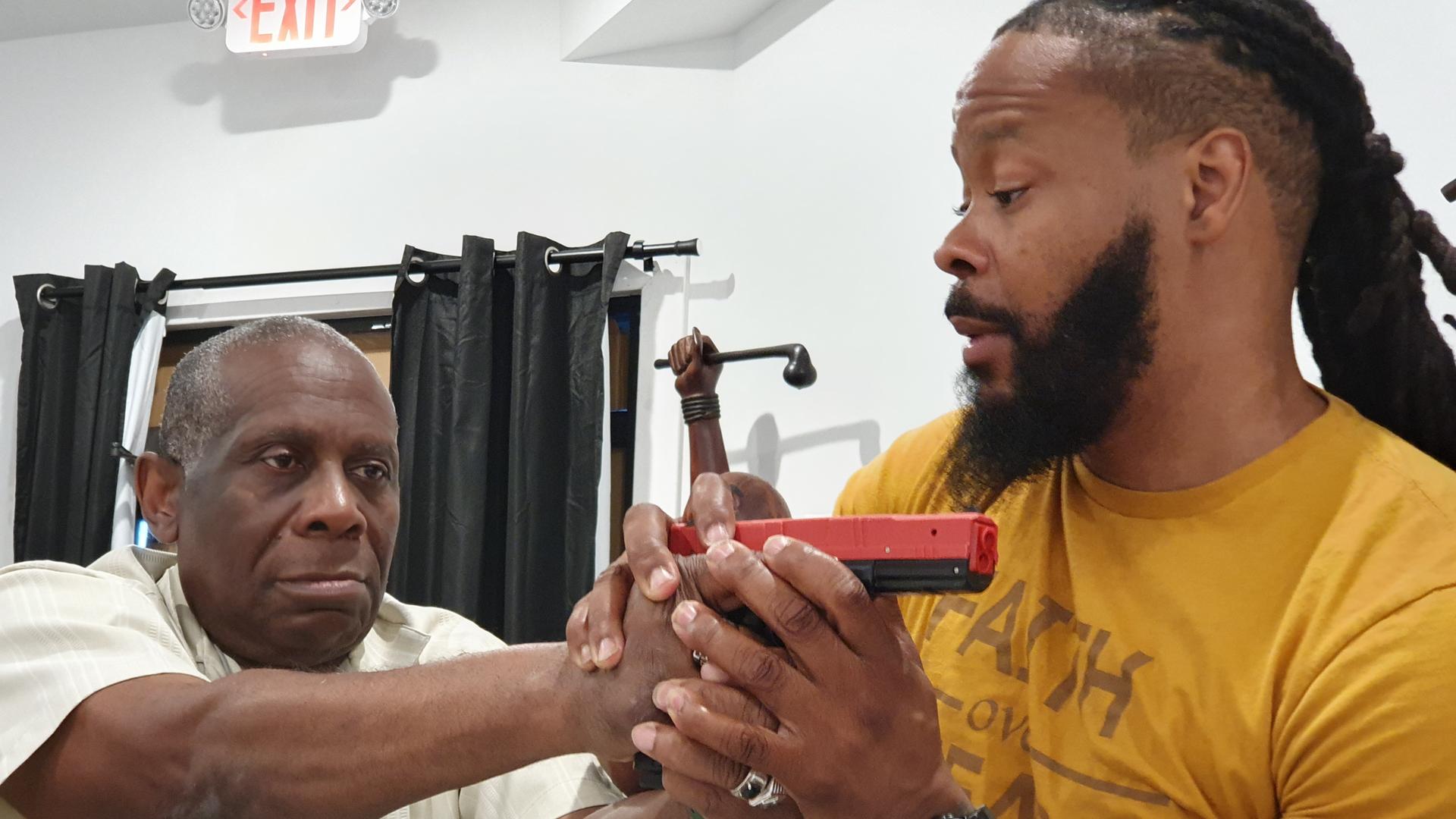 Maj Toure (rechts) zeigt einem Teilnehmer seiner Workshops den richtigen Umgang mit Waffen. Maj Toure (rechts) zeigt einem Teilnehmer seiner Workshops den richtigen Umgang mit Waffen.
