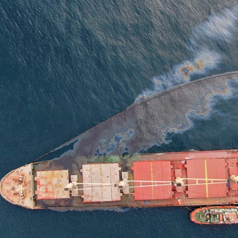 Gibraltar: Ein Leck mit Schweröl um Massengutfrachter "OS 35" ist zu sehen. 