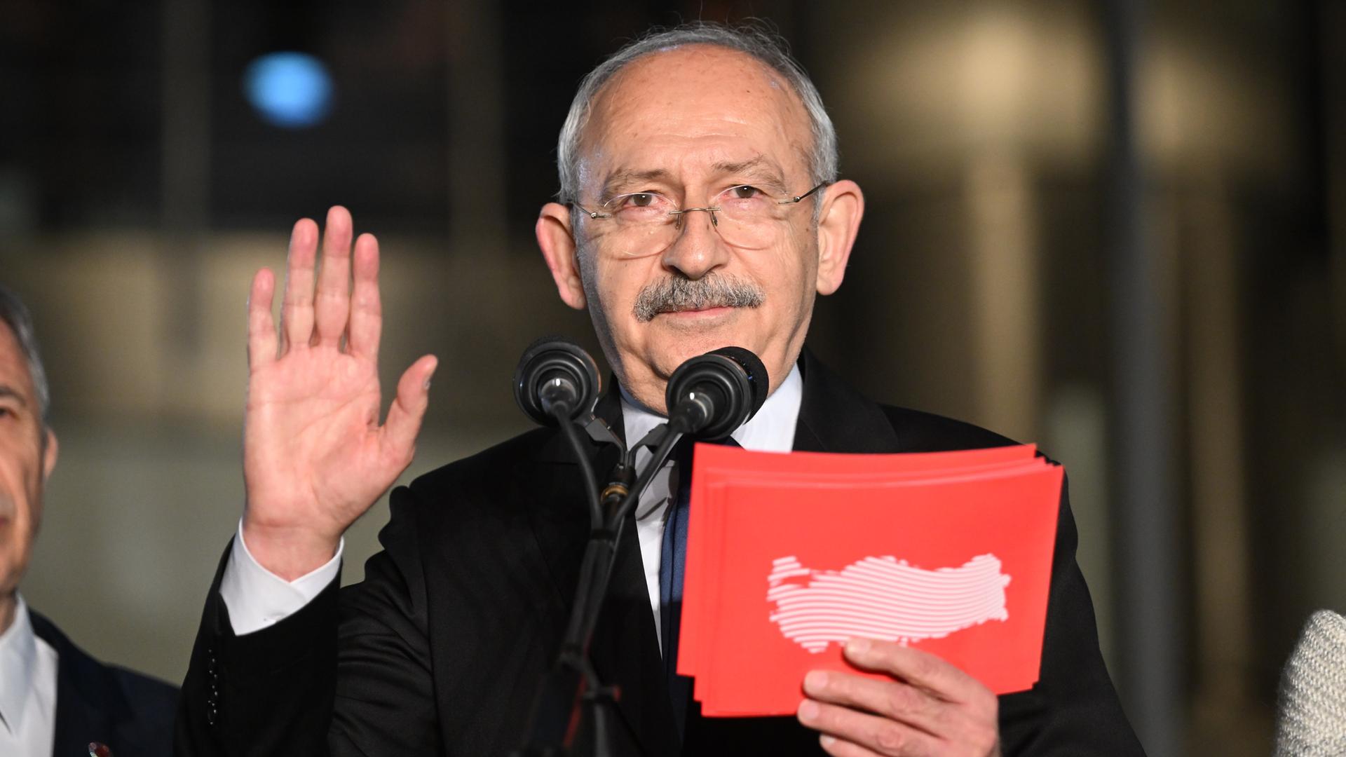 Der Politiker Kemal Kilicdaroglu bei einer Rede an einem Mikrophon. in der Hand hält er rote Karteikarten. Der Politiker Kemal Kilicdaroglu bei einer Rede an einem Mikrophon. in der Hand hält er rote Karteikarten.