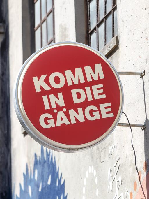 "Komm in die Gänge" steht auf einer Leuchtschrift am Gängeviertel.