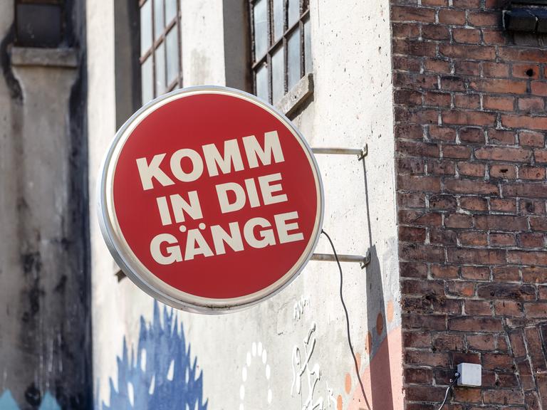 "Komm in die Gänge" steht auf einer Leuchtschrift am Gängeviertel.