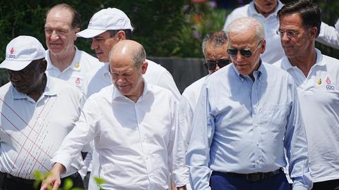 Bundeskanzler Olaf Scholz und US-Präsident Joe Biden unterhalten sich am Rande des G20-Gipfels.