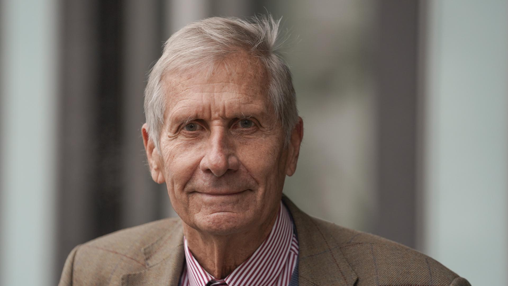 Porträtaufnahme der Journalisten und Autors Ulrich Wickert. Porträtaufnahme der Journalisten und Autors Ulrich Wickert.