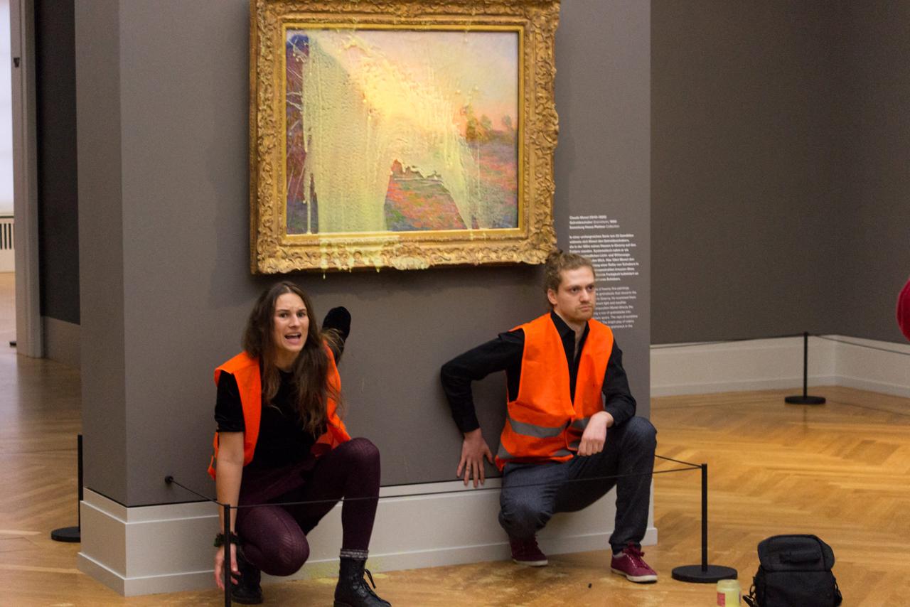 Zwei Klimaaktivisten der "Letzten Generation" knien vor Monets "Les Meules", das Opfer einer Kartoffelbreiattacke wurde. Zwei Klimaaktivisten der "Letzten Generation" knien vor Monets "Les Meules", das Opfer einer Kartoffelbreiattacke wurde.