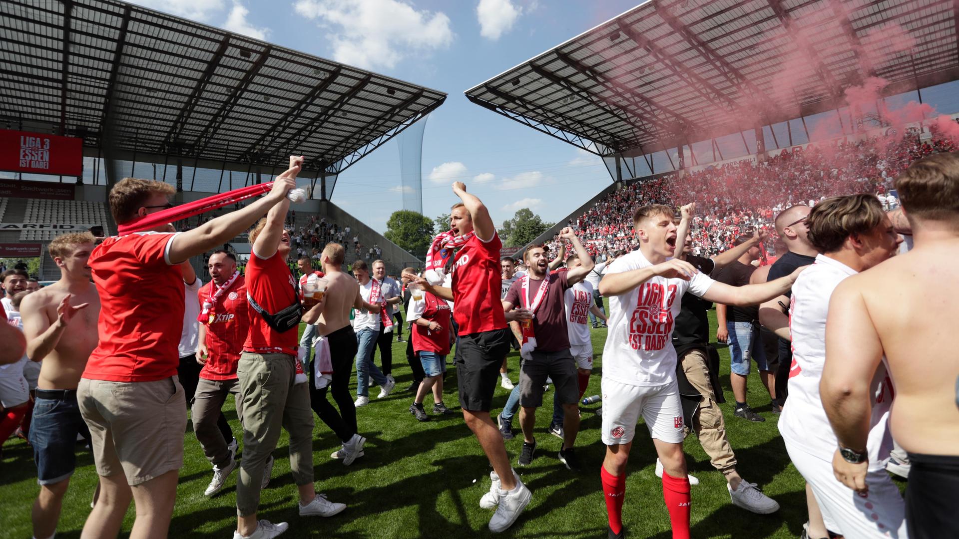 Fußball - Rot-Weiss Essen kehrt nach 14 Jahren in die 3. Liga zurück