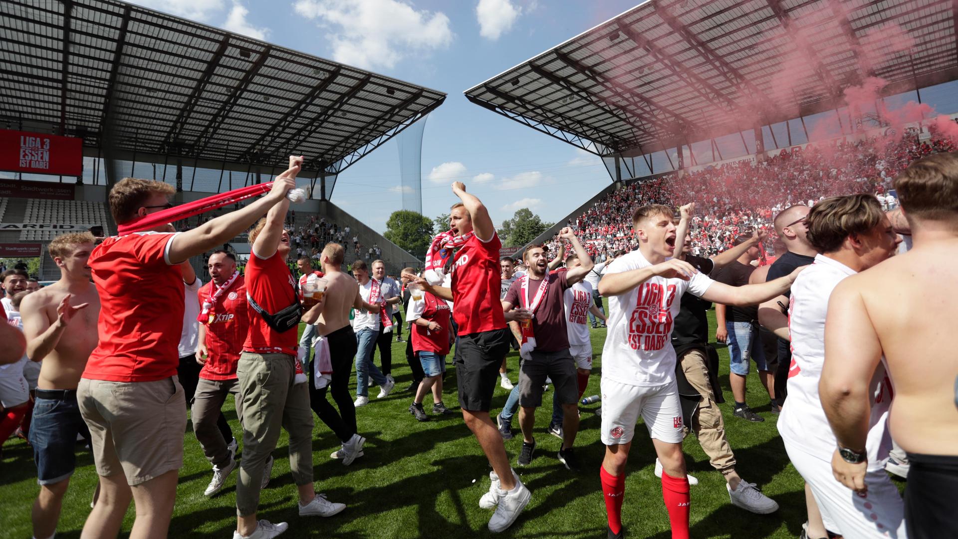 FuÃball Regionalliga Staffel West 38. Spieltag Rot-Weiss Essen - Rot Weiss Ahlen am 14.05.2022 im Stadion an der HafenstraÃe in Essen Spieler und Fans feiern ausgelassen den Aufstieg in die 3. Liga. FuÃball Regionalliga Staffel West 38. Spieltag Rot-Weiss Essen - Rot Weiss Ahlen am 14.05.2022 im Stadion an der HafenstraÃe in Essen Spieler und Fans feiern ausgelassen den Aufstieg in die 3. Liga.