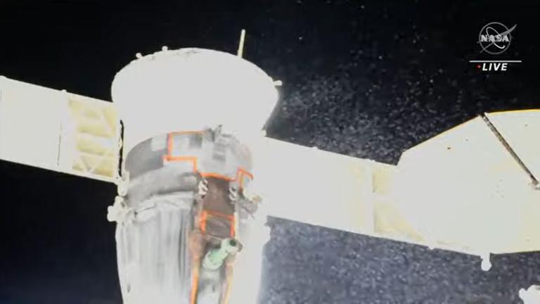 Nach einer Beschädigung der ISS-Sojus-Kapsel im Dezember 2022 war in einer Live-Übertragung der NASA zu sehen, wie Kühlmittel-Flocken um die  Raumstation wirbelten.