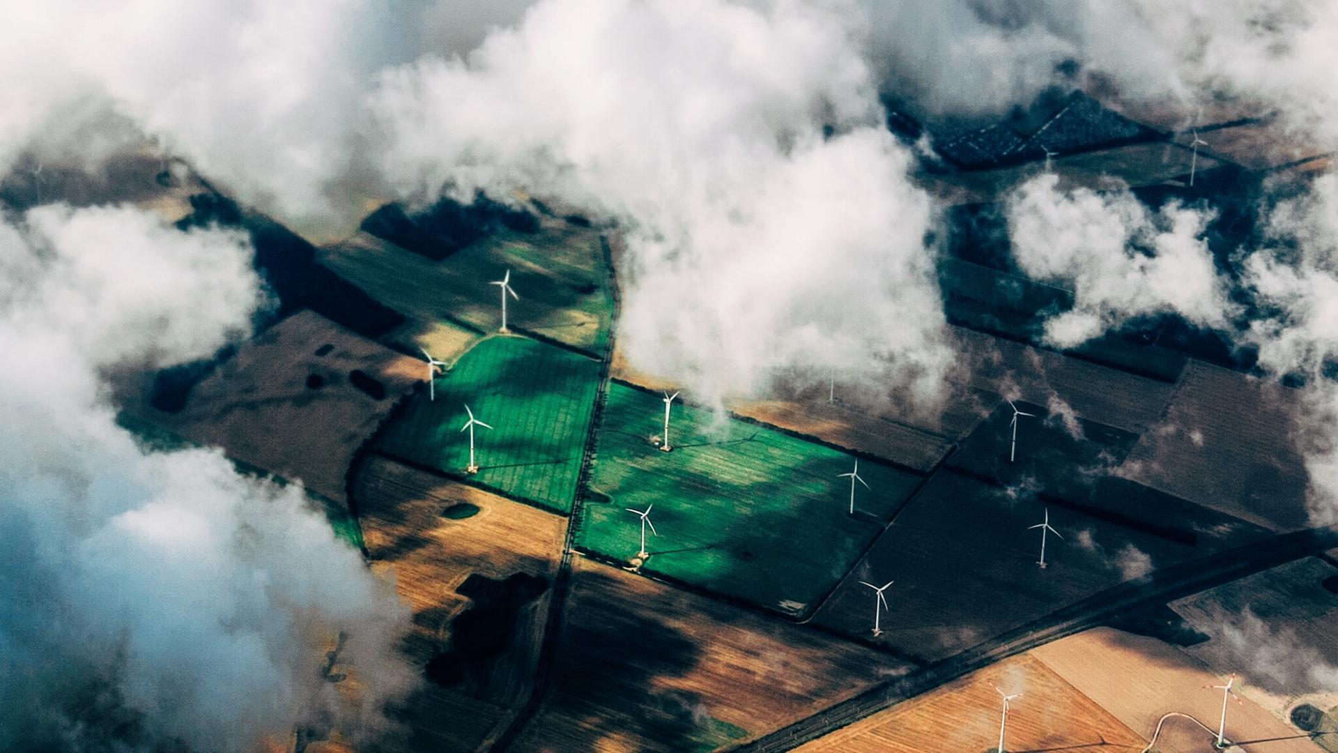 Vogelperspektive auf ein landwirtschaftlich genutztes Feld mit Windrädern. Vogelperspektive auf ein landwirtschaftlich genutztes Feld mit Windrädern.