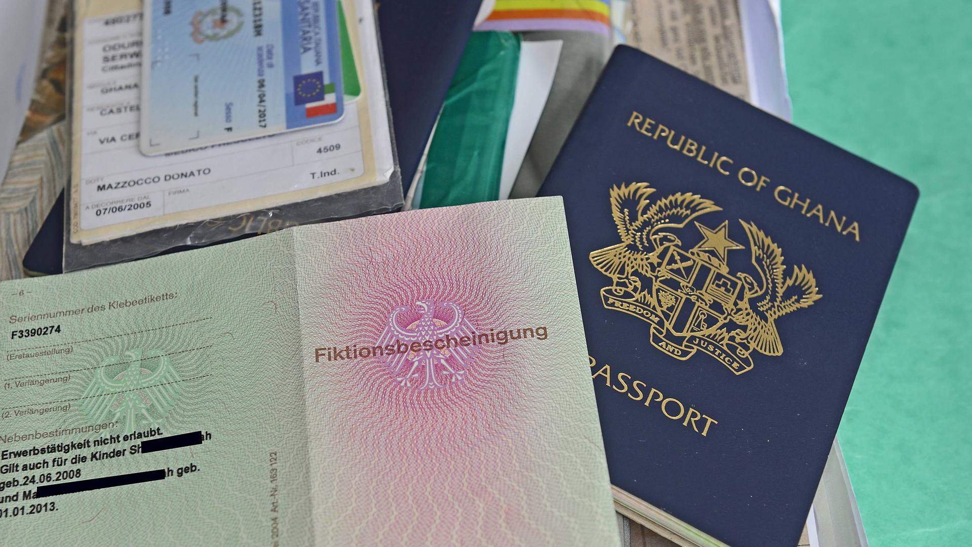 Eine amtlich ausgestellte Fiktionsbescheinigung liegt auf anderen Dokumenten. Eine amtlich ausgestellte Fiktionsbescheinigung liegt auf anderen Dokumenten.