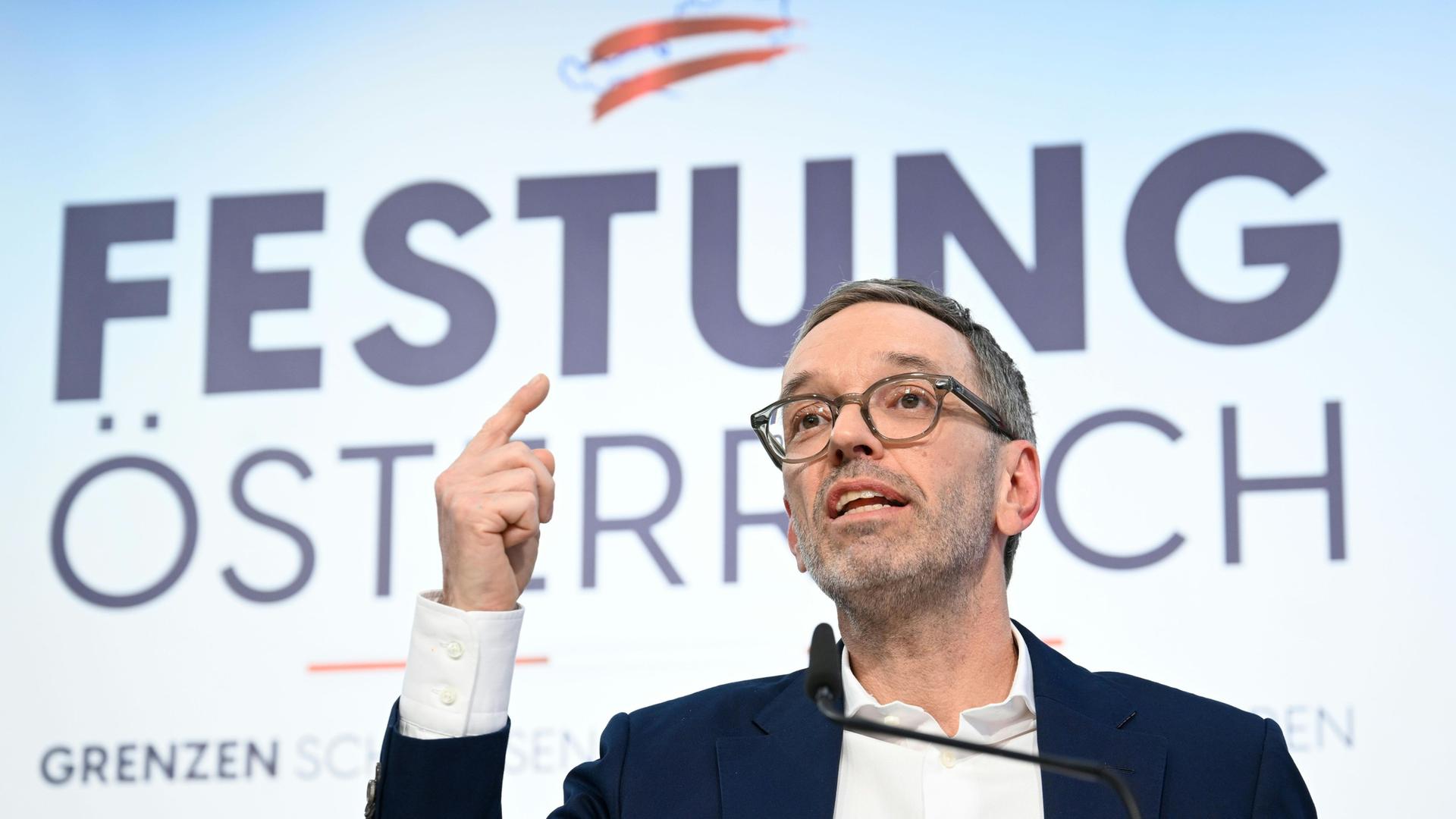 Der Vorsitzende der österreichischen Parte FPÖ, Herbert Kickl, mit erhobenem Zeigefinger vor seinem Slogan "Festung Österreich" 