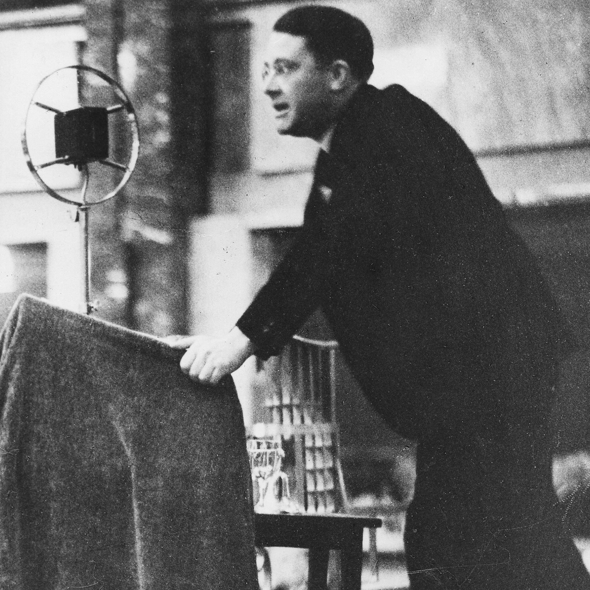 Carl Schmitt während der Festrede beim Deutschen Industrie- und Handelstag in der Krolloper am 8. April 1930.