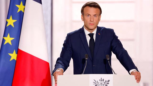 Emmanuel Macron spricht bei seiner zweiten Amtseinführung im Elysee-Palast. Neben ihm stehen eine französische Fahne und eine Europafahne.  