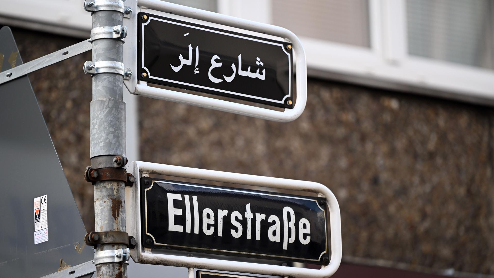 In Düsseldorf hängt ein zweites Straßenschild  "Ellerstraße" in arabischer Schrift. 