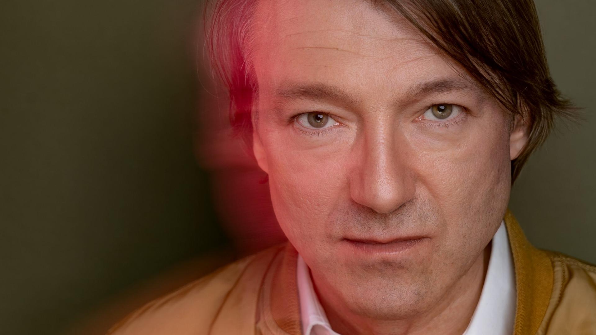Der Musiker Jochen Distelmeyer blickt in die Kamera. Der Musiker Jochen Distelmeyer blickt in die Kamera.