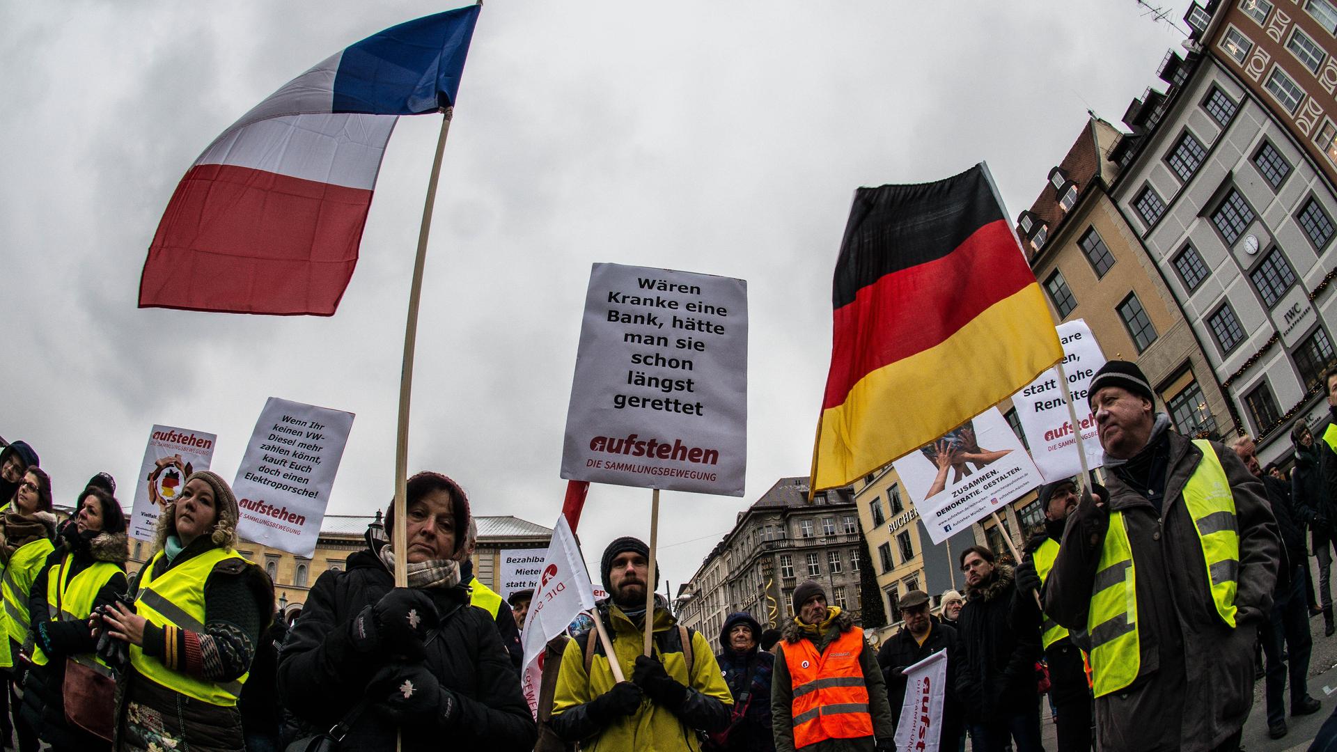 Demonstranten bei einer sogenannten Gelbwesten-Demonstration in München, die ihren Ursprung in Frankreich hat. Auch Rechtsextremisten und Verschwörungstheoretiker sollen unter den Protestierenden sein. Demonstranten bei einer sogenannten Gelbwesten-Demonstration in München, die ihren Ursprung in Frankreich hat. Auch Rechtsextremisten und Verschwörungstheoretiker sollen unter den Protestierenden sein.