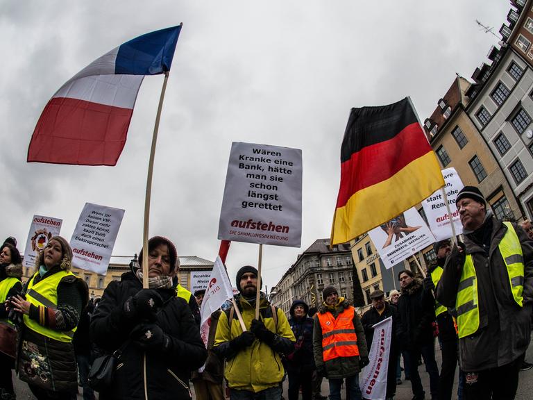 Demonstranten bei einer sogenannten Gelbwesten-Demonstration in München, die ihren Ursprung in Frankreich hat. Auch Rechtsextremisten und Verschwörungstheoretiker sollen unter den Protestierenden sein.