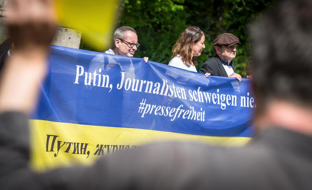 Am Internationalen Tag der Pressefreiheit protestieren Journalistinnen und Journalisten im Mai 2022 in München vor dem russischen Konsulat Am Internationalen Tag der Pressefreiheit protestieren Journalistinnen und Journalisten im Mai 2022 in München vor dem russischen Konsulat