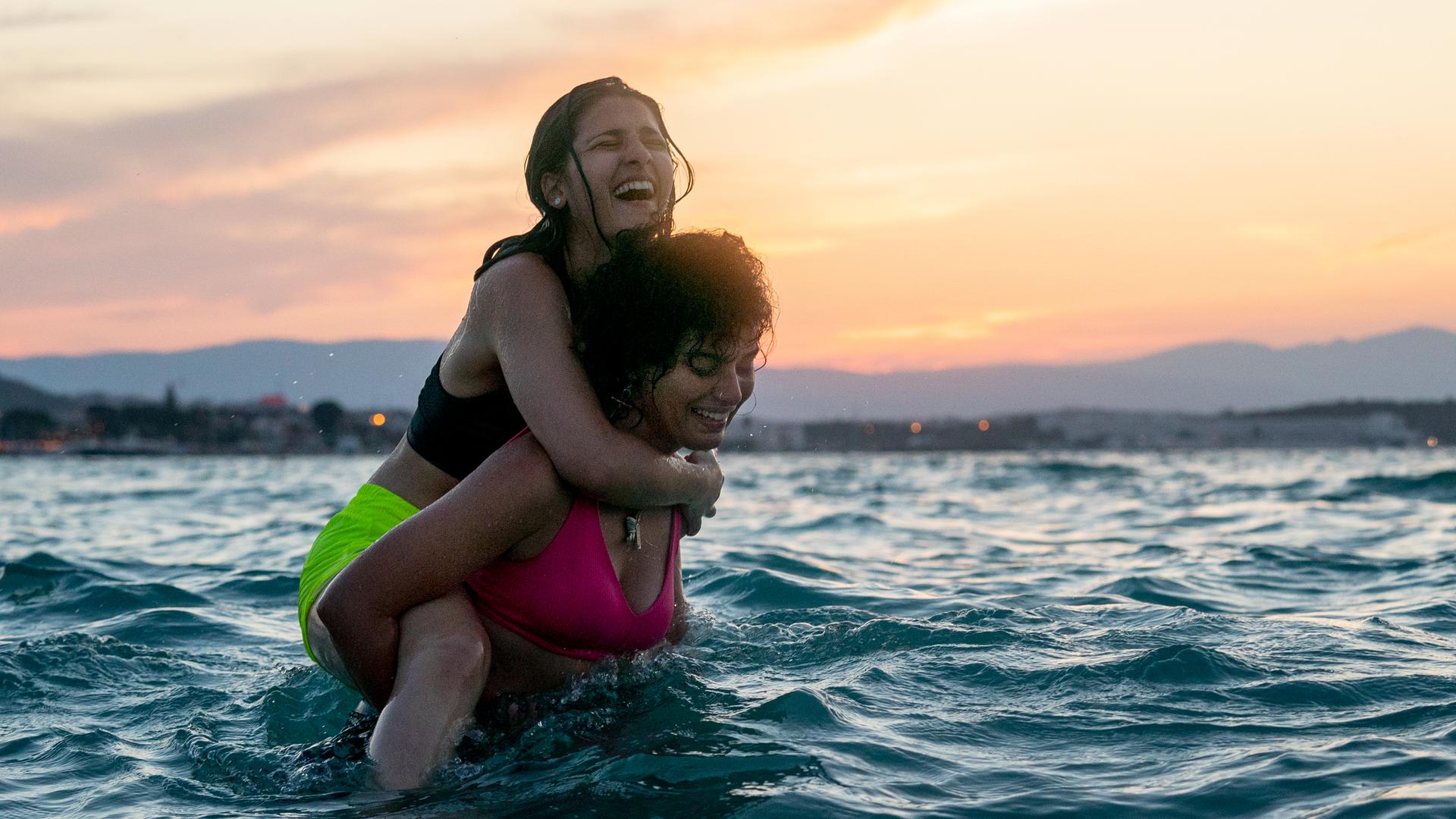 Nathalie Issa als Yusra Mardini (links) und Manal Issa als Sara Mardini im Film "Die Schwimmerinnen" Nathalie Issa als Yusra Mardini (links) und Manal Issa als Sara Mardini im Film "Die Schwimmerinnen"