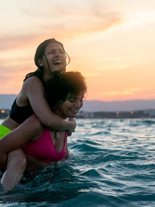 Nathalie Issa als Yusra Mardini (links) und Manal Issa als Sara Mardini im Film "Die Schwimmerinnen"