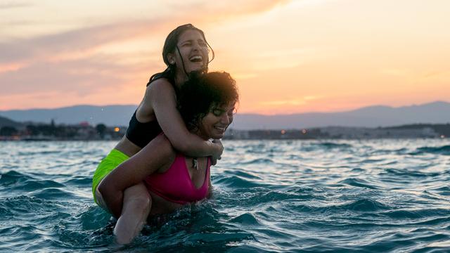 Nathalie Issa als Yusra Mardini (links) und Manal Issa als Sara Mardini im Film "Die Schwimmerinnen"