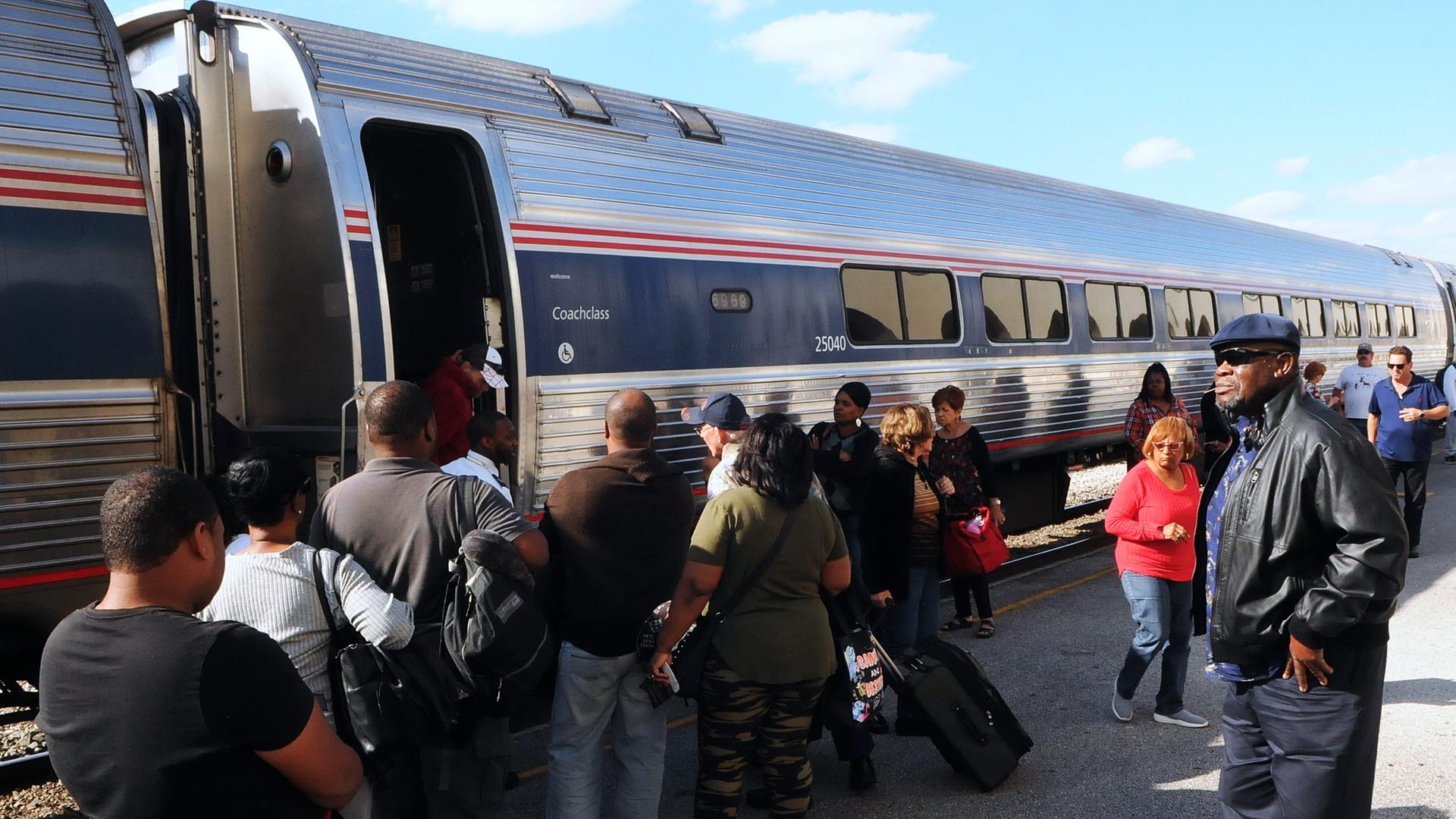 Wartende vor einem Amtrak-Zug auf einem Bahnsteig in Orlando Wartende vor einem Amtrak-Zug auf einem Bahnsteig in Orlando