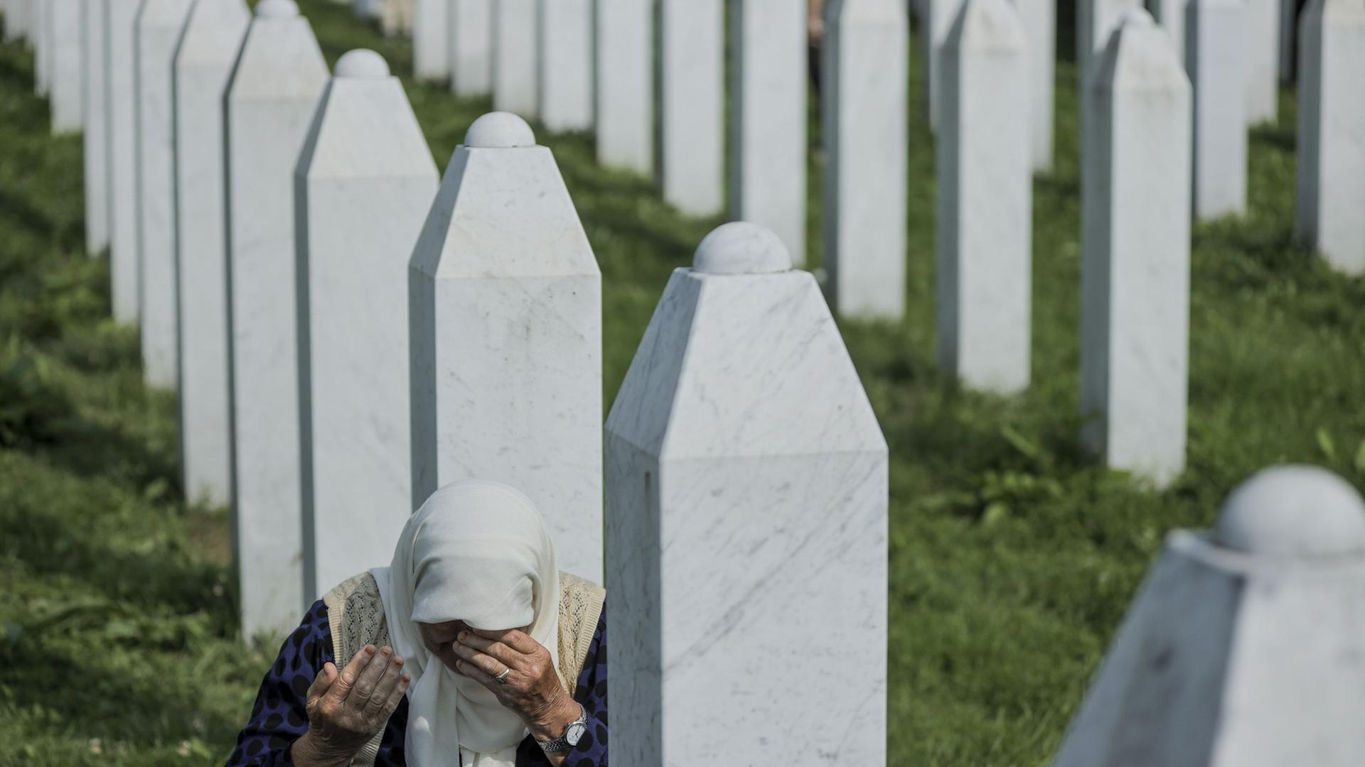 Eine Frau betet am Grabstein eines der Opfer des Massakers von Srebrenica im Juli 1995.
