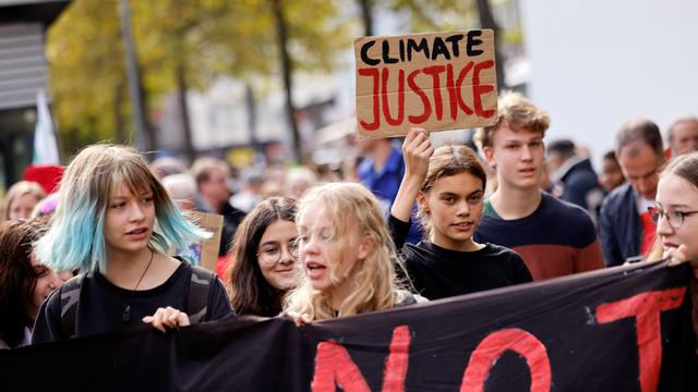 Teilnehmer der Demonstration von Fridays for Future beim sogenannten 'globalen Klimastreik' auf dem Heumarkt halten Schilder und Transparente in die Luft. Köln, 23.09.2022
