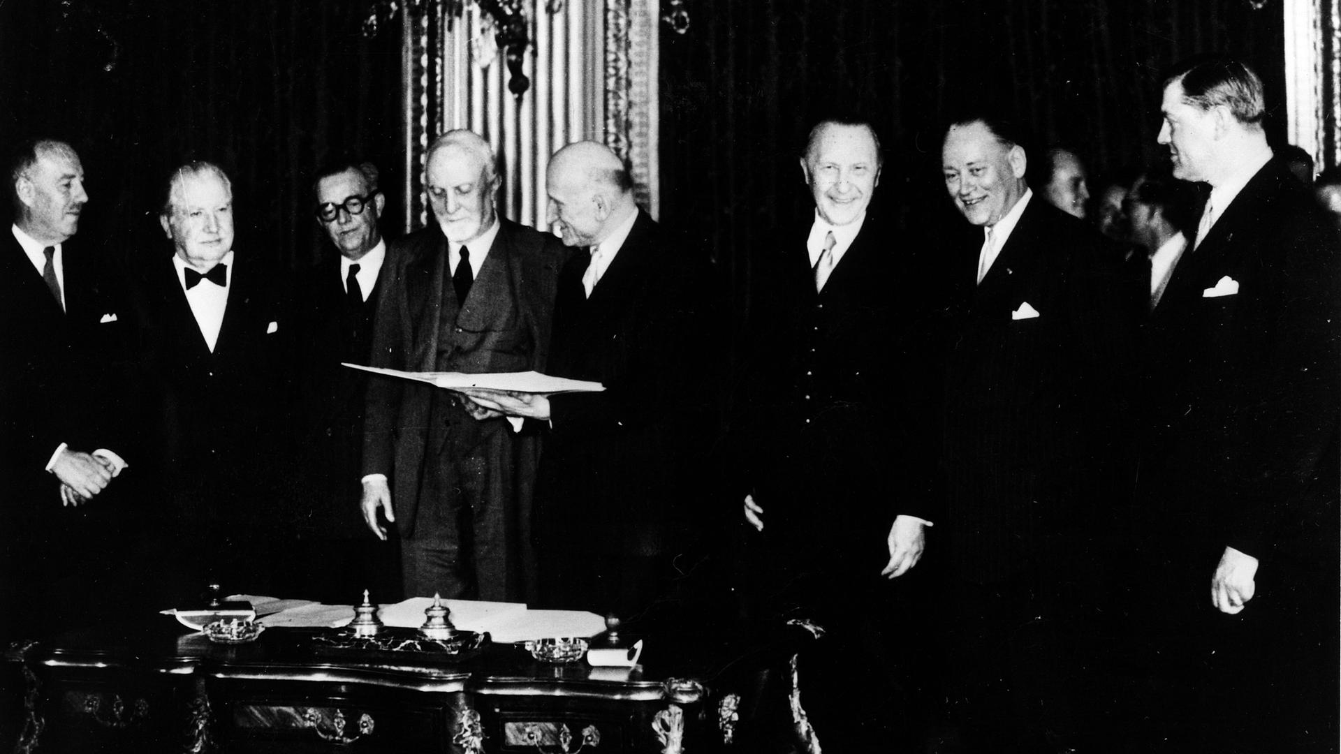 Unterzeichnung Montanunion-Vertrag am 18. April 1951: Die Außenminister der sechs Mitgliedsstaaten bei der Unterzeichnung im Außenministerium in Paris (v. l.n.r. Paul van Zeeland, Joseph Bech, Joseph Meurice, Graf Carlo Sforza, Robert Schuman, Konrad Adenauer, Dirk Stikker und Jan van Brink. Unterzeichnung Montanunion-Vertrag am 18. April 1951: Die Außenminister der sechs Mitgliedsstaaten bei der Unterzeichnung im Außenministerium in Paris (v. l.n.r. Paul van Zeeland, Joseph Bech, Joseph Meurice, Graf Carlo Sforza, Robert Schuman, Konrad Adenauer, Dirk Stikker und Jan van Brink.
