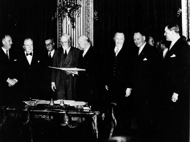 Unterzeichnung Montanunion-Vertrag am 18. April 1951: Die Außenminister der sechs Mitgliedsstaaten bei der Unterzeichnung im Außenministerium in Paris (v. l.n.r. Paul van Zeeland, Joseph Bech, Joseph Meurice, Graf Carlo Sforza, Robert Schuman, Konrad Adenauer, Dirk Stikker und Jan van Brink.