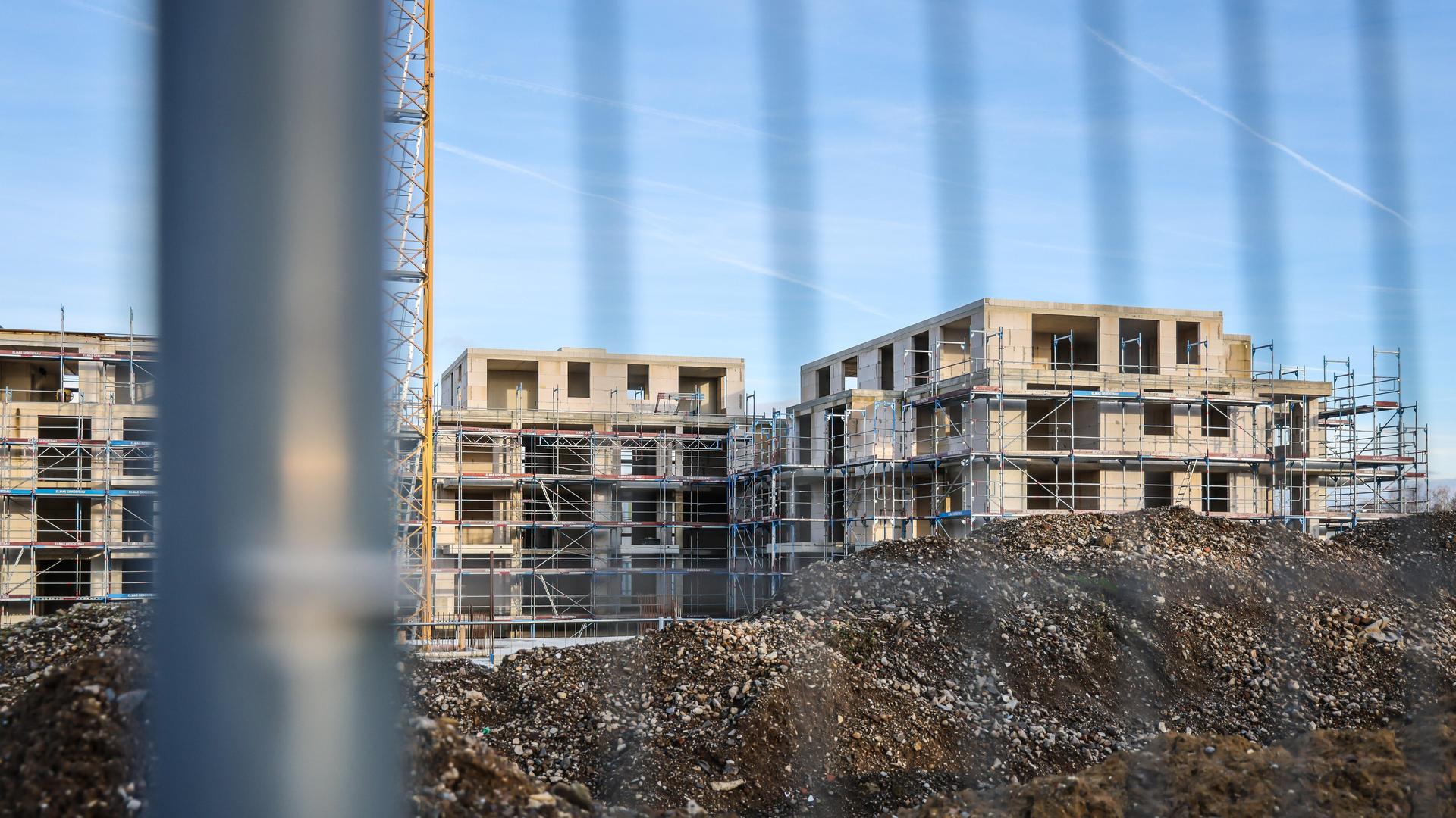 Blick auf noch unfertige Neubauten von Mehrfamilien-Wohnhäusern. Blick auf noch unfertige Neubauten von Mehrfamilien-Wohnhäusern.