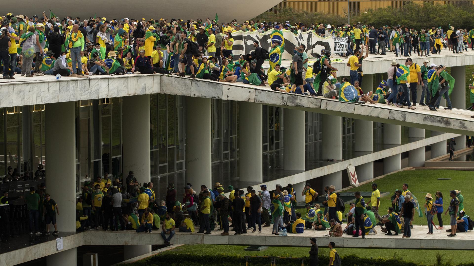 BRASILIA, BRASILIEN – 8. JANUAR: Anhänger des ehemaligen Präsidenten Jair Bolsonaro stoßen mit Sicherheitskräften zusammen, als sie den Nationalkongress in Brasilia, Brasilien, am 8. Januar 2023 überfallen. Gruppen, die Parolen riefen, die ein Eingreifen der Armee forderten, durchbrachen die Polizeibarriere und betraten das Kongressgebäude , laut lokalen Medien. Die Polizei griff mit Tränengas ein, um Pro-Bolsonaro-Demonstranten auseinanderzutreiben. Joedson Alves / Agentur Anadolu BRASILIA, BRASILIEN – 8. JANUAR: Anhänger des ehemaligen Präsidenten Jair Bolsonaro stoßen mit Sicherheitskräften zusammen, als sie den Nationalkongress in Brasilia, Brasilien, am 8. Januar 2023 überfallen. Gruppen, die Parolen riefen, die ein Eingreifen der Armee forderten, durchbrachen die Polizeibarriere und betraten das Kongressgebäude , laut lokalen Medien. Die Polizei griff mit Tränengas ein, um Pro-Bolsonaro-Demonstranten auseinanderzutreiben. Joedson Alves / Agentur Anadolu