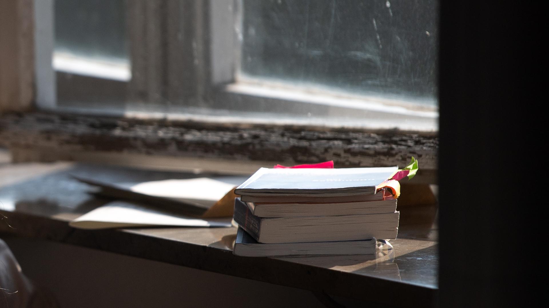 Die Bücher für das Deutsch-Abitur liegen an der Singbergschule am ersten Tag der schriftlichen Abiturprüfungen 2022 in Hessen neben einer Schülerin auf der Fensterbank. Die Bücher für das Deutsch-Abitur liegen an der Singbergschule am ersten Tag der schriftlichen Abiturprüfungen 2022 in Hessen neben einer Schülerin auf der Fensterbank.