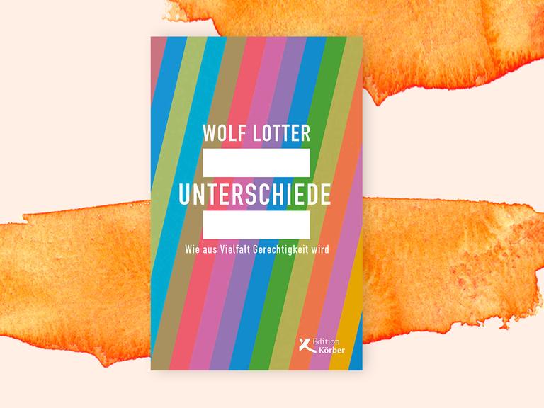 Covercollage mit dem Cover des Buches "Unterschiede" von Wolf Lotter. Unter dem Titel steht: "Wie aus Vielfalt Gerechtigkeit wird". Das Cover ist in pastelligen, diagonalen Regenbogenfarben angemalt, die für Vielfalt stehen könnten. 