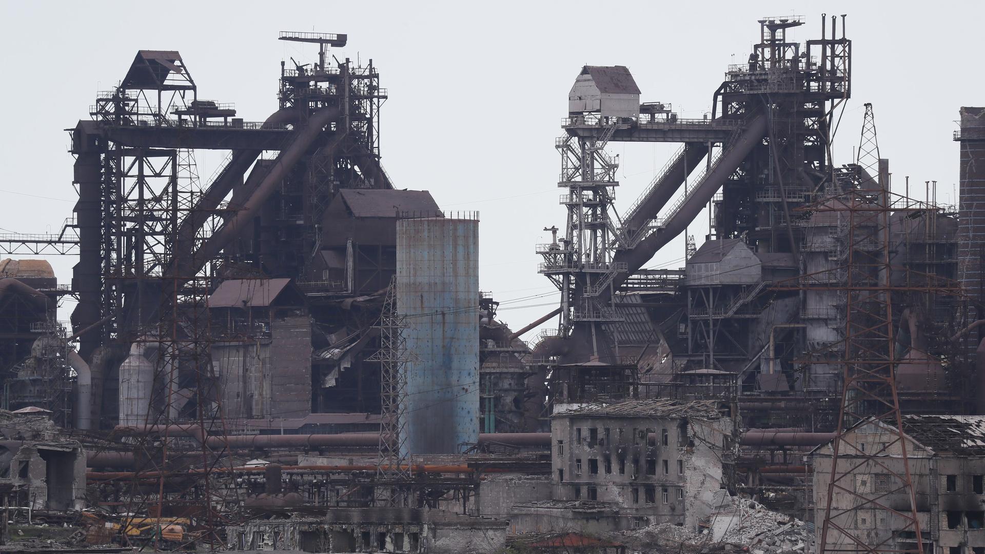 Blick auf das Azowstal-Werk in der Hafen-Stadt Mariupol. Blick auf das Azowstal-Werk in der Hafen-Stadt Mariupol.