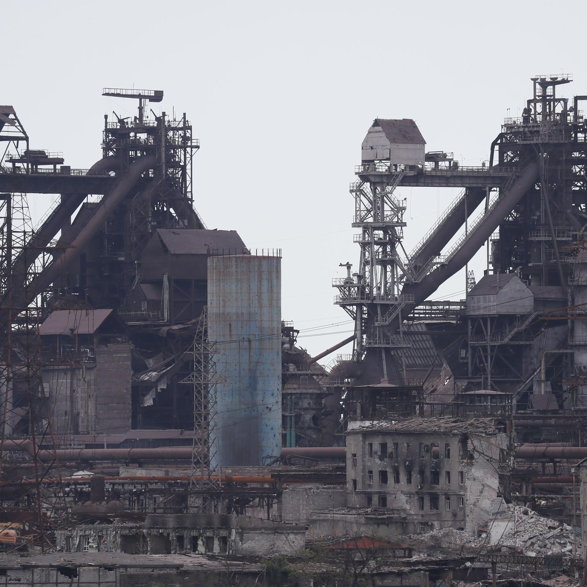 Ukraine, Mariupol: Blick auf das Azowstal-Werk in der Hafenstadt Mariupol. Nach ukrainischen Angaben soll Russland das Stahlwerk mit Phosphorbomben beschossen haben. Ukraine, Mariupol: Blick auf das Azowstal-Werk in der Hafenstadt Mariupol. Nach ukrainischen Angaben soll Russland das Stahlwerk mit Phosphorbomben beschossen haben.