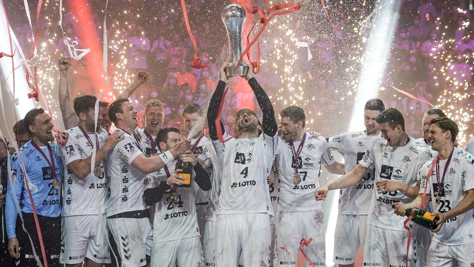 Die Mannschaft des THW Kiel feiert - Kiels Kapitän Domagoj Duvnjak stemmt den Handball-Pokal hoch.