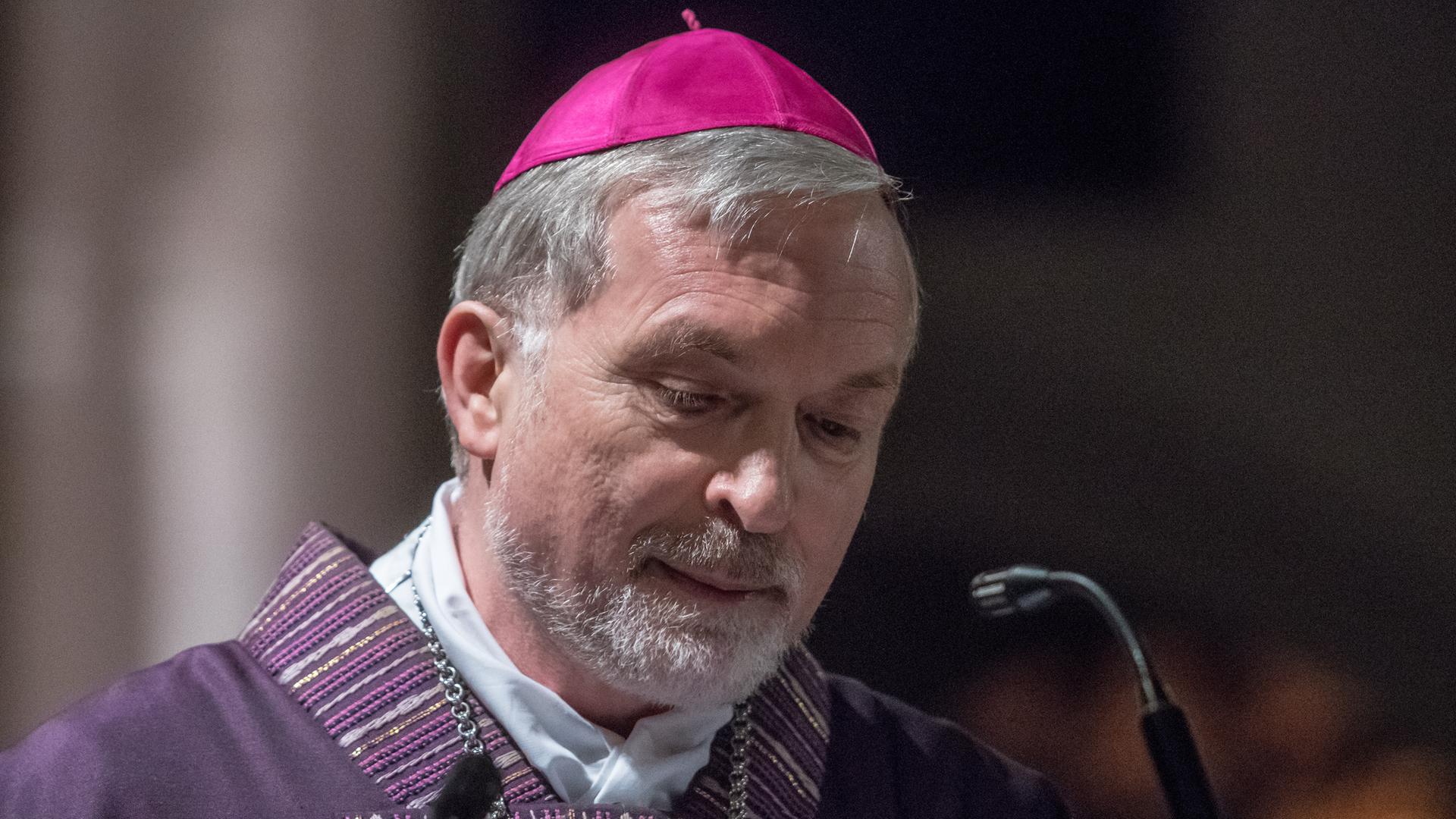 Bischof Gregor Maria Hanke trägt auf dem Bild einen Bart und hat hellgraue Haare. Er trägt in Lila gehaltene Kleidung. Bischof Gregor Maria Hanke trägt auf dem Bild einen Bart und hat hellgraue Haare. Er trägt in Lila gehaltene Kleidung.