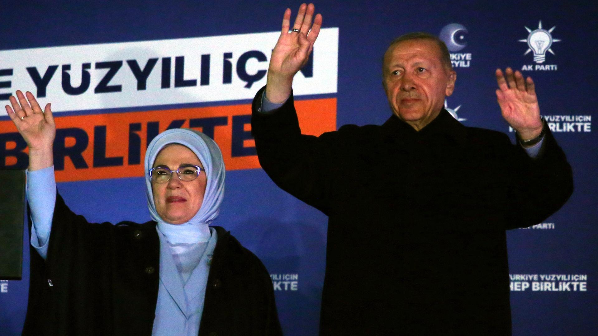 Der türkische Präsident Recep Tayyip Erdogan und seine Frau Emine winken zu Anhängern nach der Präsidentschaftswahl in der Parteizentrale in Ankara zu