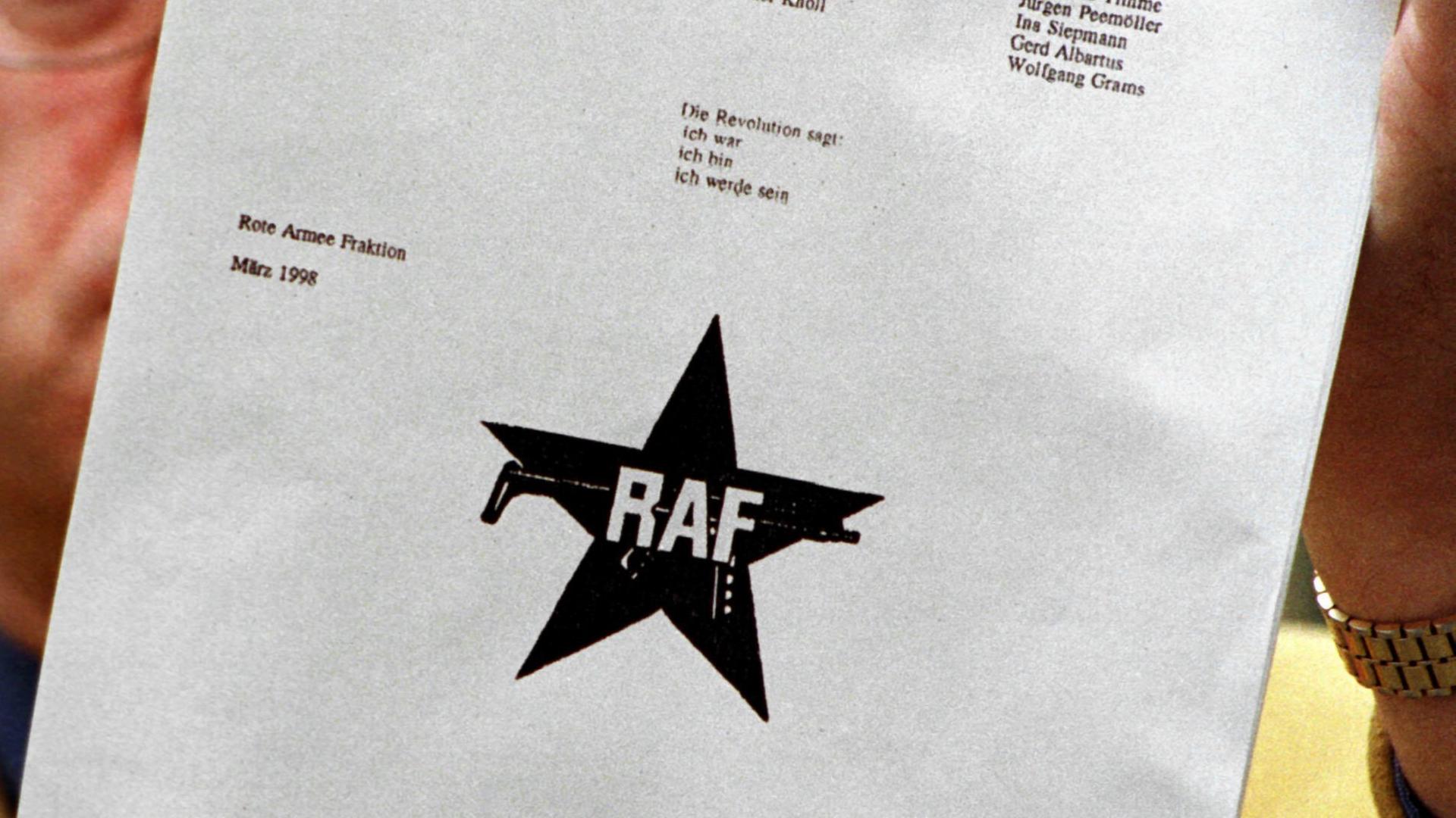 Die letzte Seite des insgesamt acht Seiten umfassenden Briefes der  "Rote Armee Fraktion" (RAF)  wird am 21.4.1998 auf einer Pressekonferenz vom Pressesprecher des Bundeskriminalamtes präsentiert.