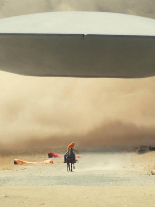 Szene aus "Nope": Ein Raumschiff schwebt über der Wüste.