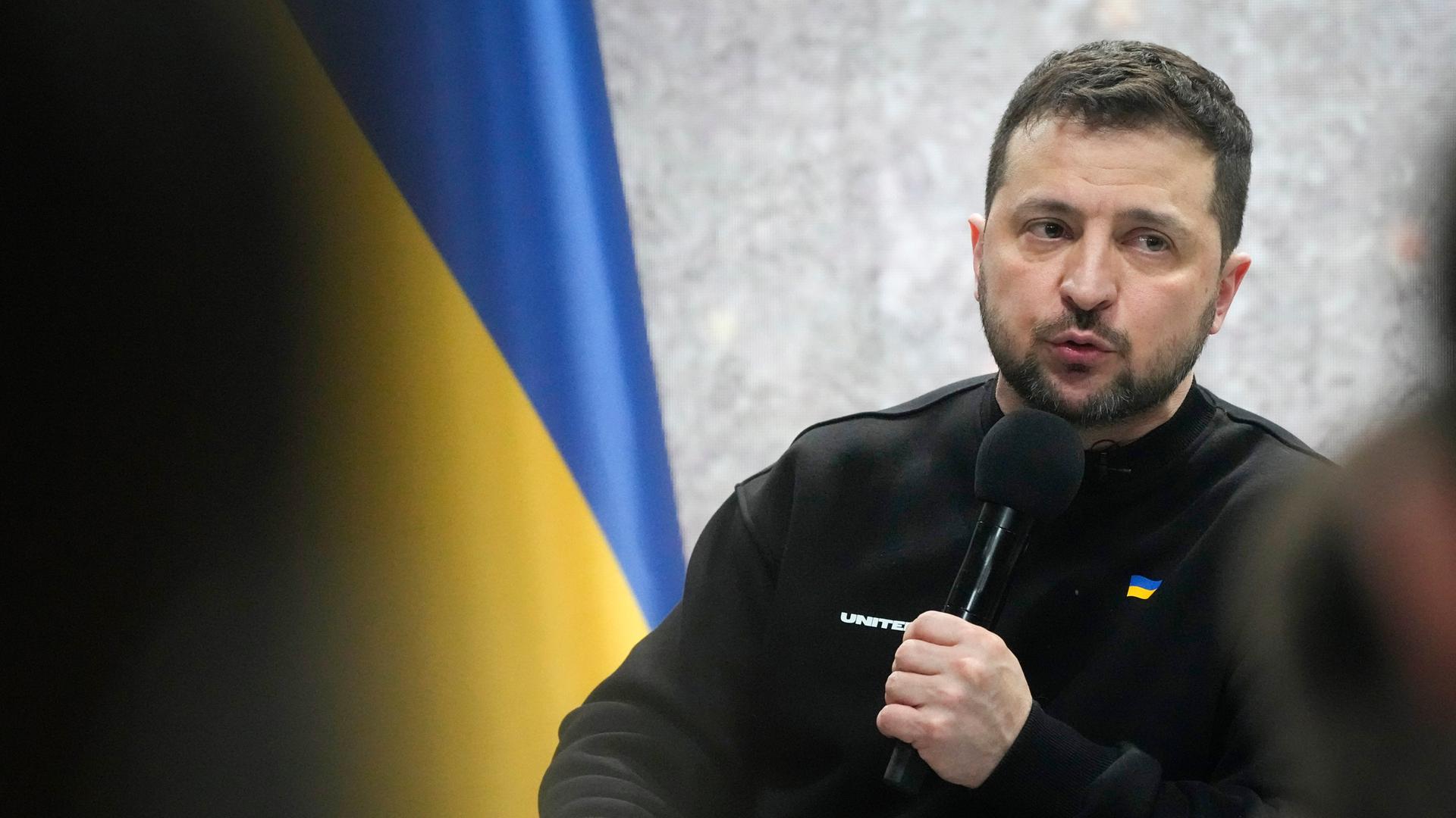 Der ukrainische Präsident Selenksy spricht während seiner Pressekonferenz anlässlich des Jahrestages zum Kriegsbeginn. (Foto: Efrem Lukatsky/AP/dpa) Der ukrainische Präsident Selenksy spricht während seiner Pressekonferenz anlässlich des Jahrestages zum Kriegsbeginn. (Foto: Efrem Lukatsky/AP/dpa)