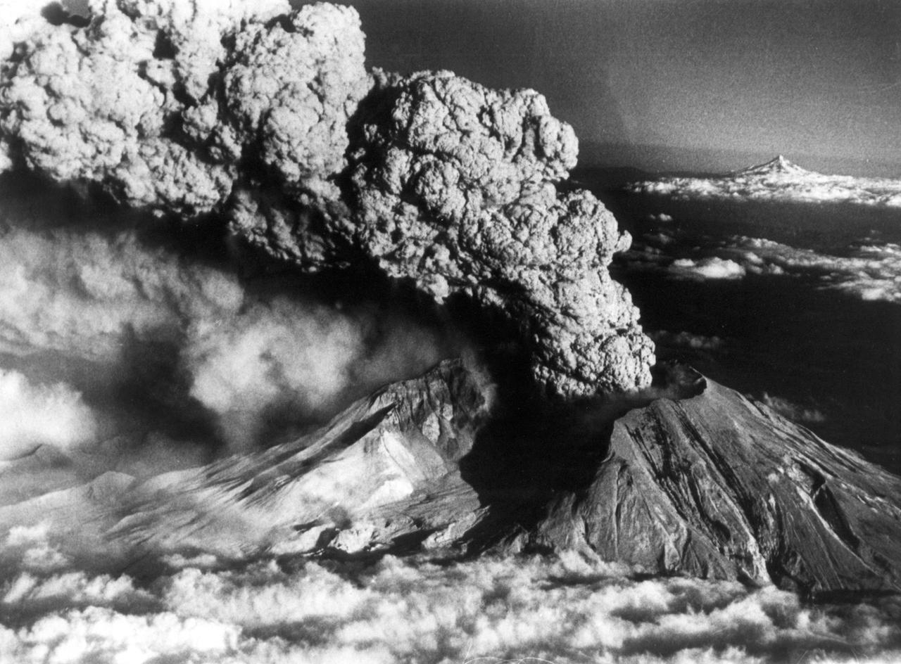 Eine riesige Wolke aus Gas und Staub erhebt sich am 18. Mai 1980 nach der Eruption über dem Mount St. Helens. Eine riesige Wolke aus Gas und Staub erhebt sich am 18. Mai 1980 nach der Eruption über dem Mount St. Helens.
